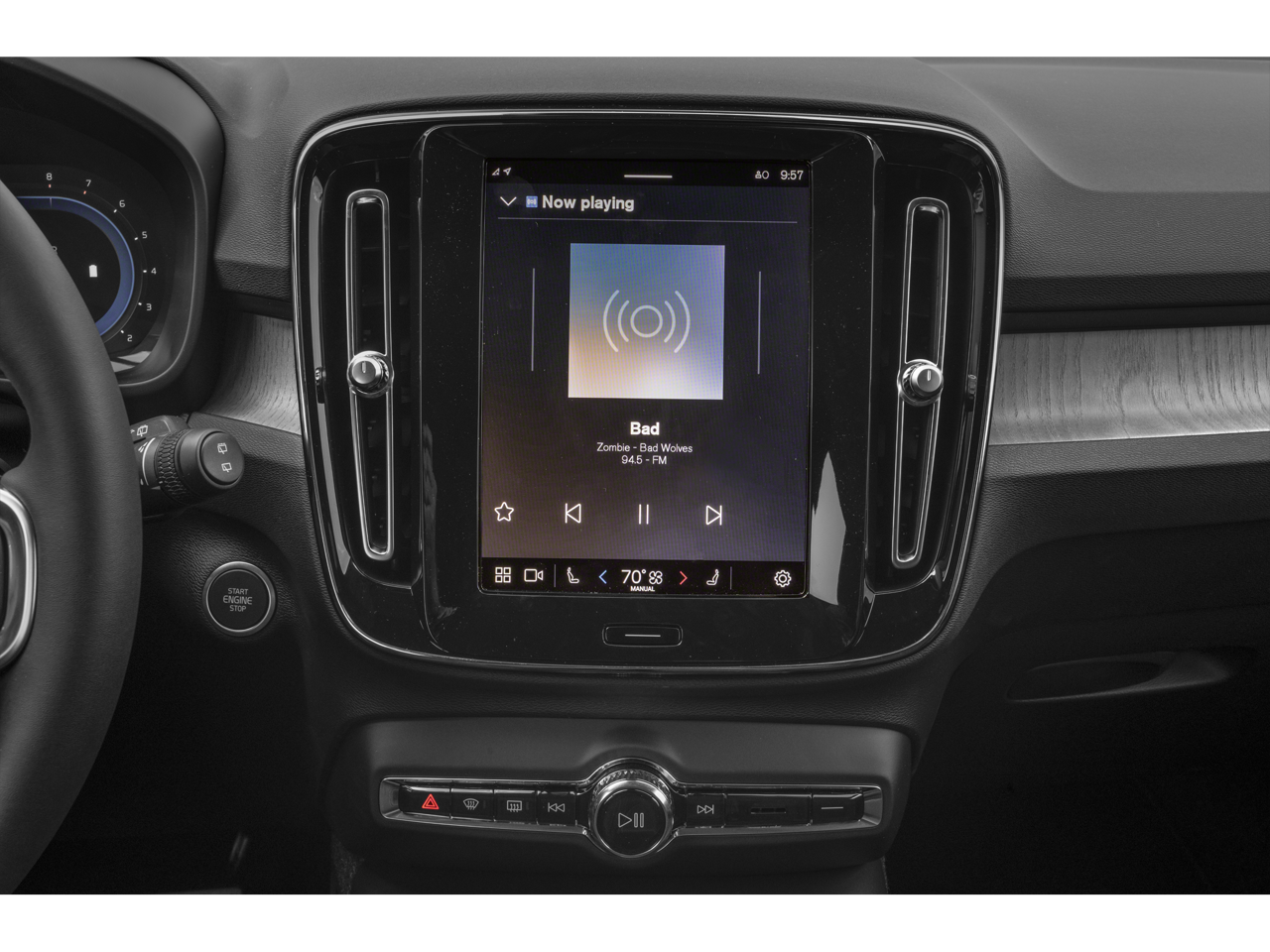 2023 Volvo XC40 B5 Plus Dark Theme