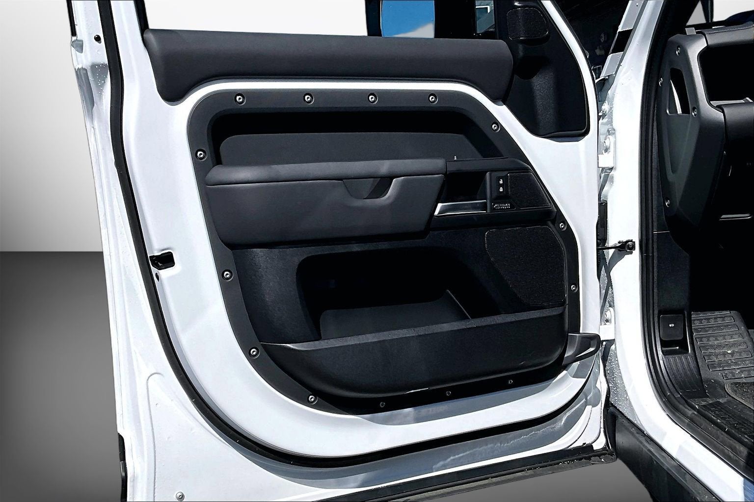 2025 Land Rover Defender X-Dynamic SE