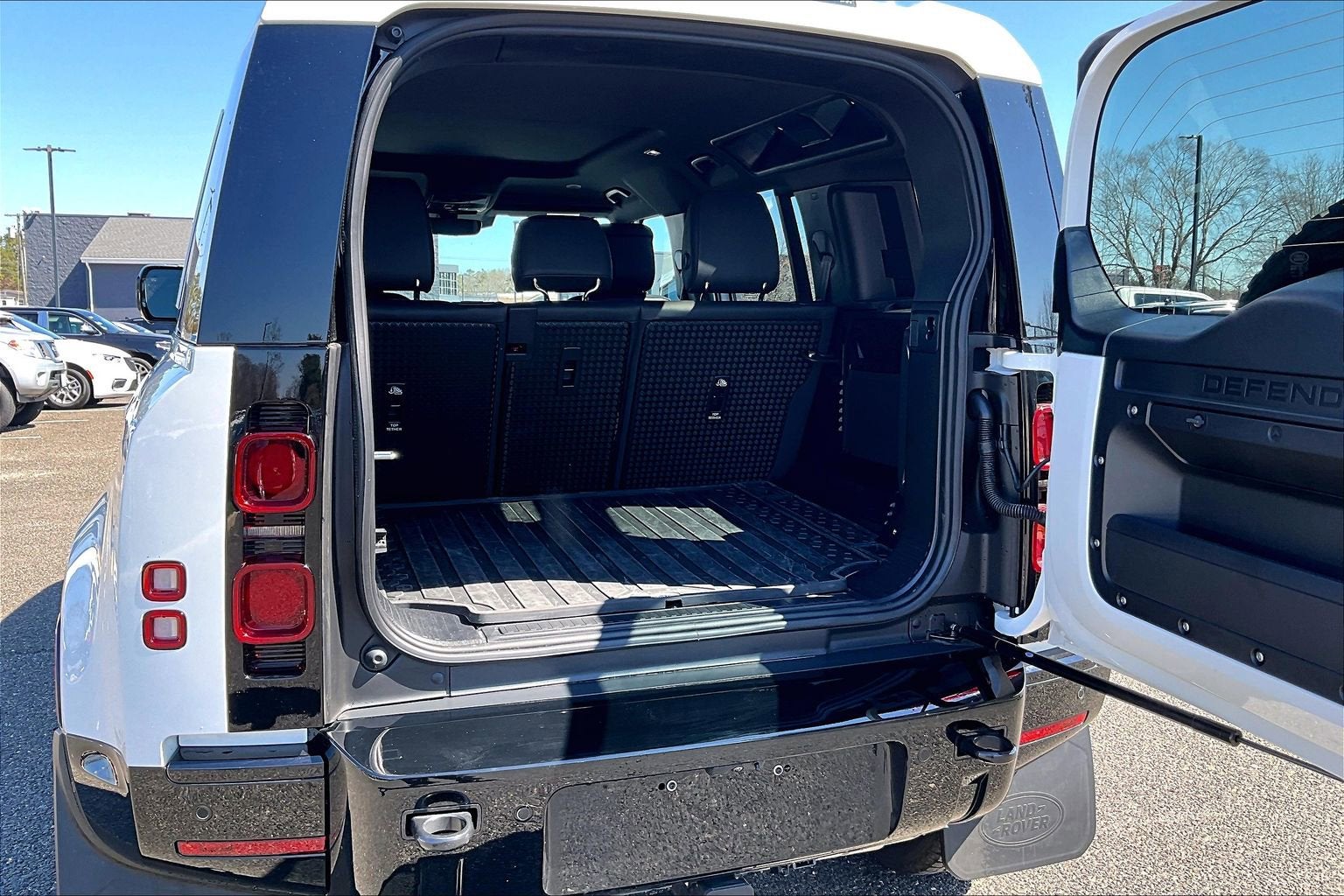 2025 Land Rover Defender X-Dynamic SE