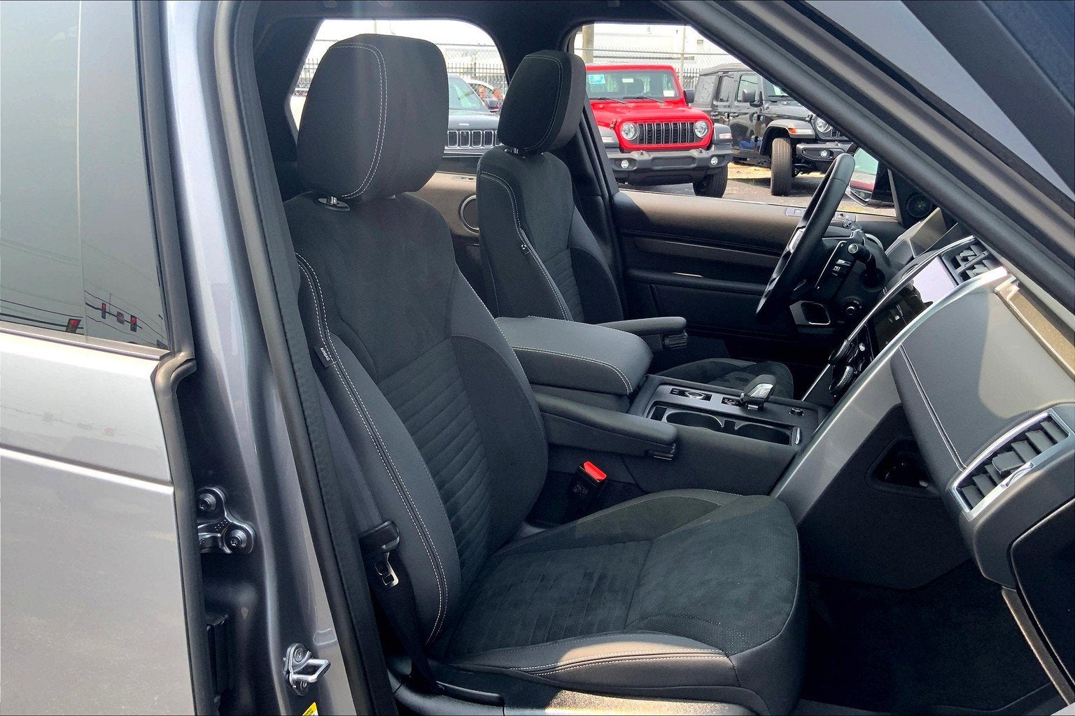 2023 Land Rover Discovery P300 S R-Dynamic