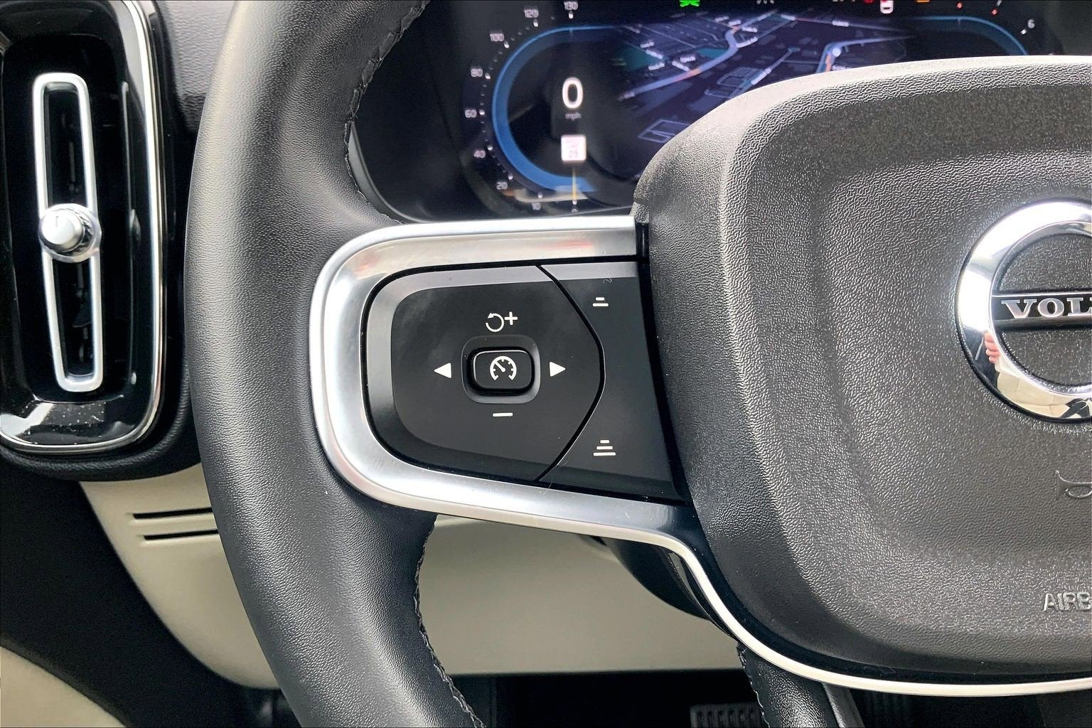 2023 Volvo XC40 B5 Plus Dark Theme