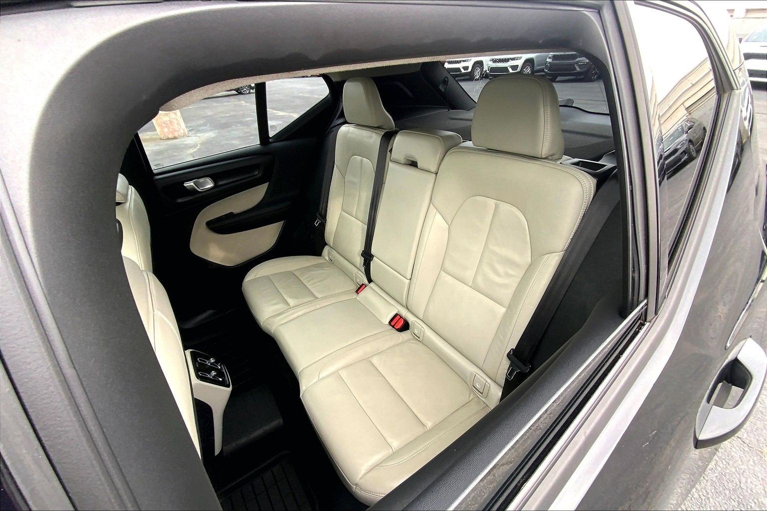 2023 Volvo XC40 B5 Plus Dark Theme