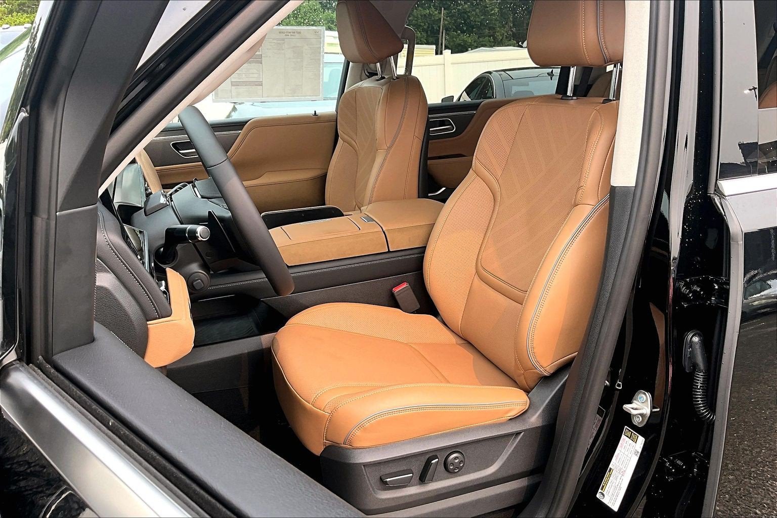 2027 INFINITI QX80 Luxe 4WD