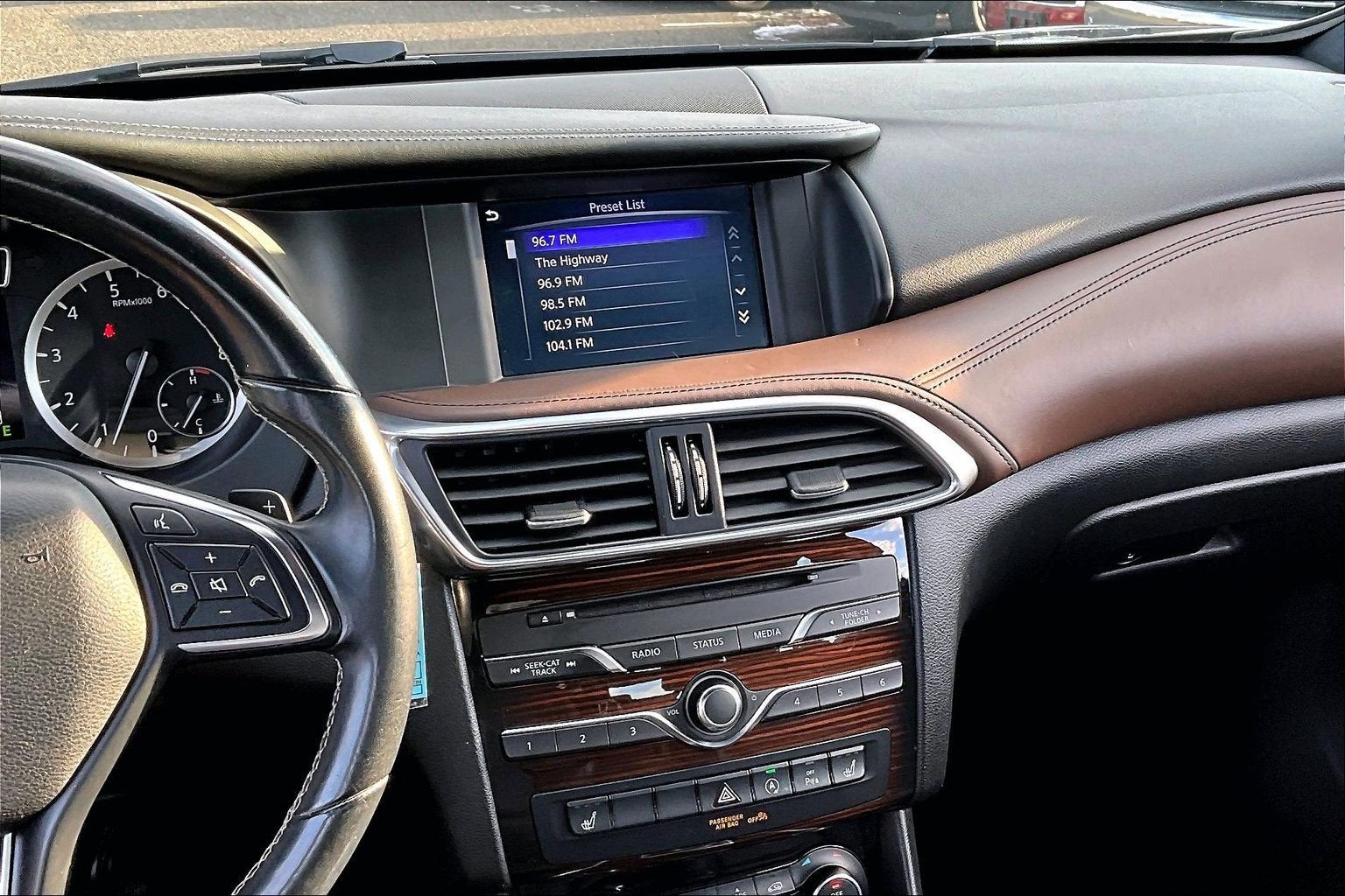 2017 INFINITI QX30 Premium AWD