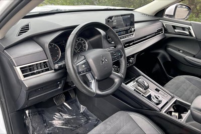 2023 Mitsubishi Outlander SE
