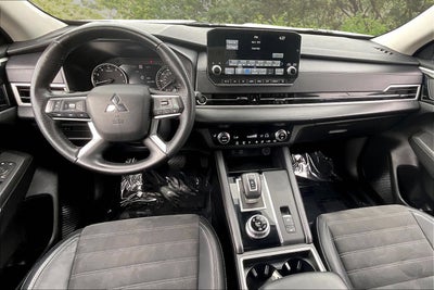 2023 Mitsubishi Outlander SE