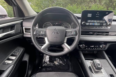 2023 Mitsubishi Outlander SE