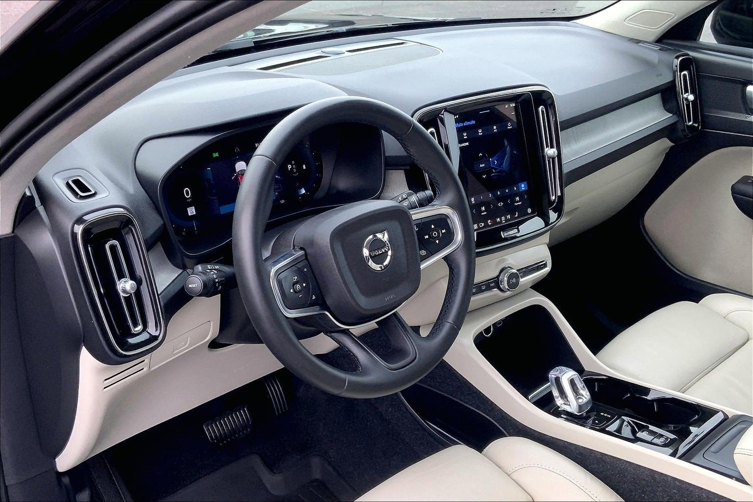 2023 Volvo XC40 Plus Dark Theme