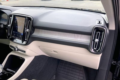 2023 Volvo XC40 Plus Dark Theme