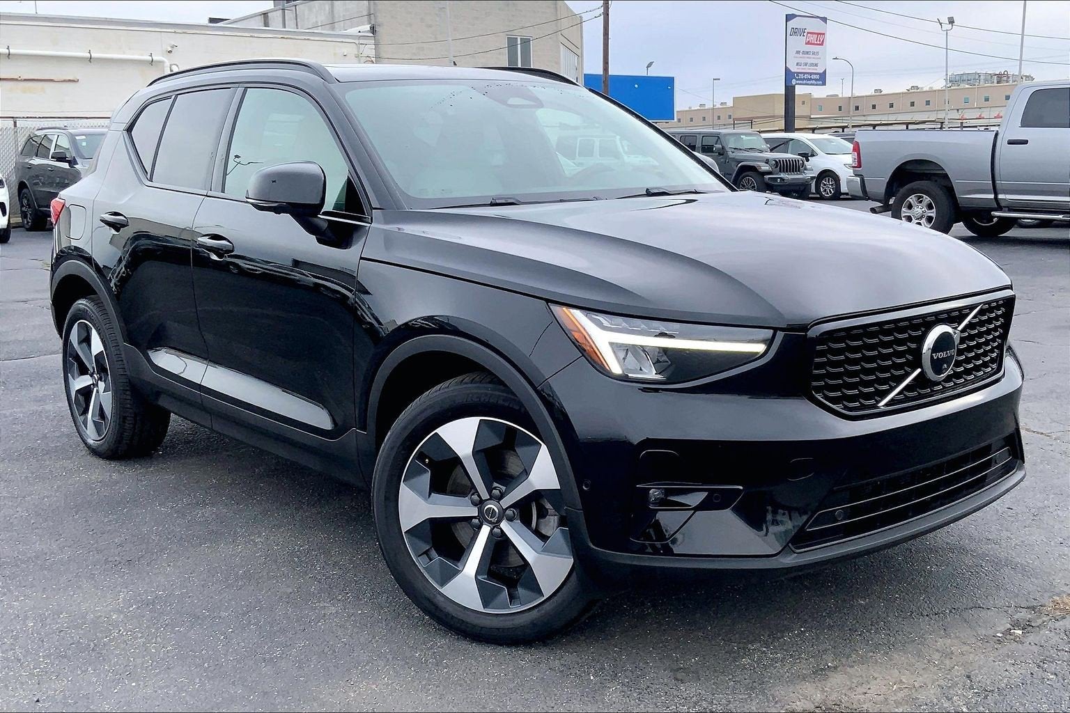 2023 Volvo XC40 Plus Dark Theme