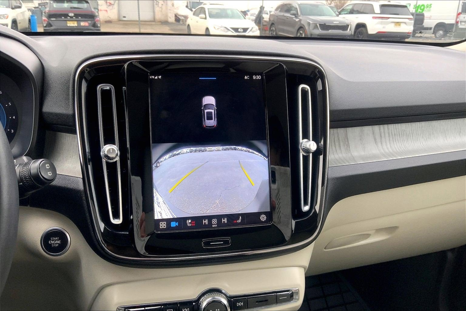 2023 Volvo XC40 Plus Dark Theme