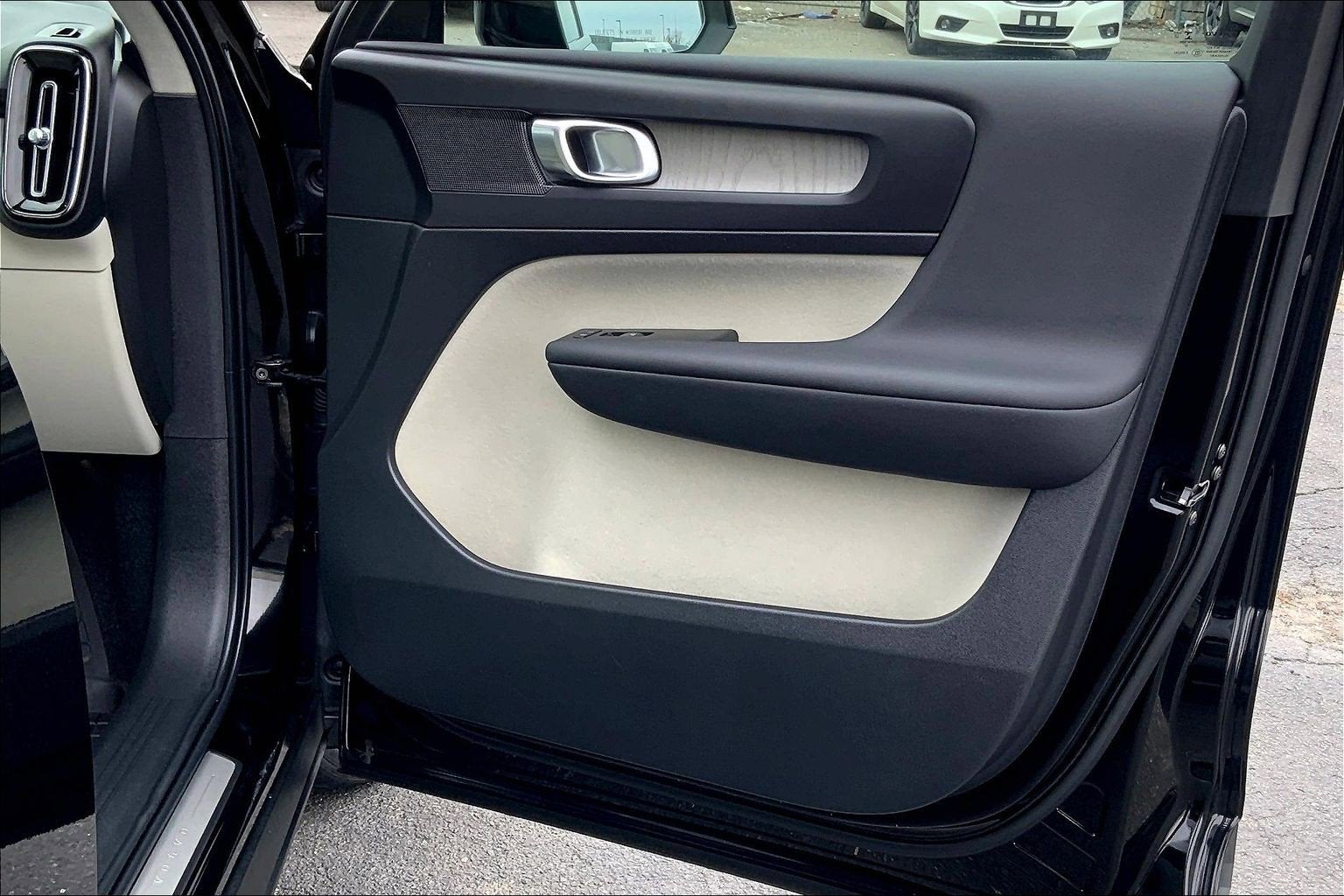 2023 Volvo XC40 Plus Dark Theme