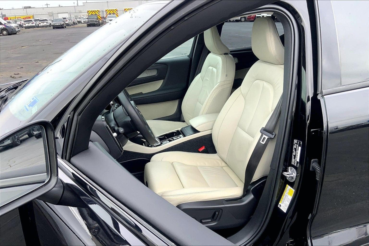 2023 Volvo XC40 Plus Dark Theme
