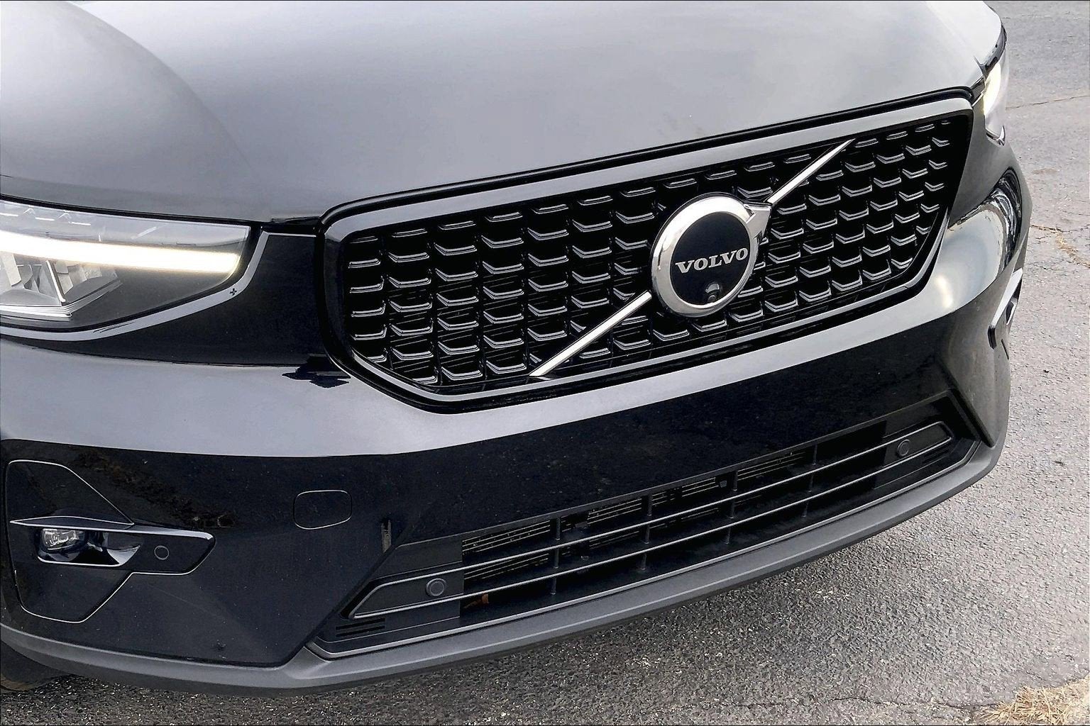 2023 Volvo XC40 Plus Dark Theme