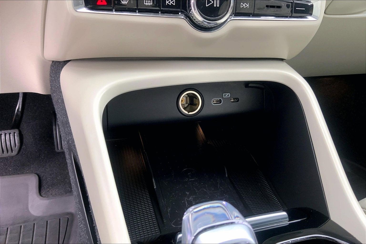 2023 Volvo XC40 Plus Dark Theme
